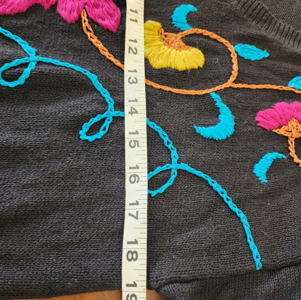 American Weekend Vintage V Neck Floral Embroidered Black Women's Sweater Size M - Picture 7 of 7